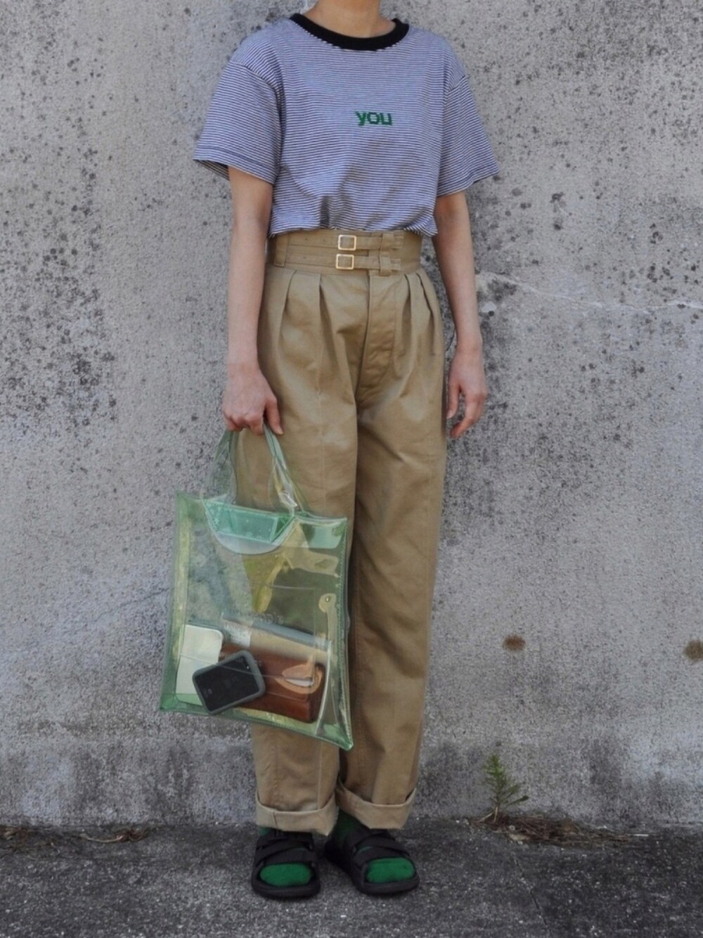「Tシャツ、ボーダー、チノパン、ベージュ、グルカパンツ、leno&co、サンダル、クリアバッグ、PVC、これが私をアゲる服」｜「SLOBE IENAのyou5/S TEE【手洗い可能】◆（Tシャツ/カットソー、ブラック系）」を使った、Rabbitsekine🐰さん（レディース・163cm）の春コーディネートの1枚目の写真
