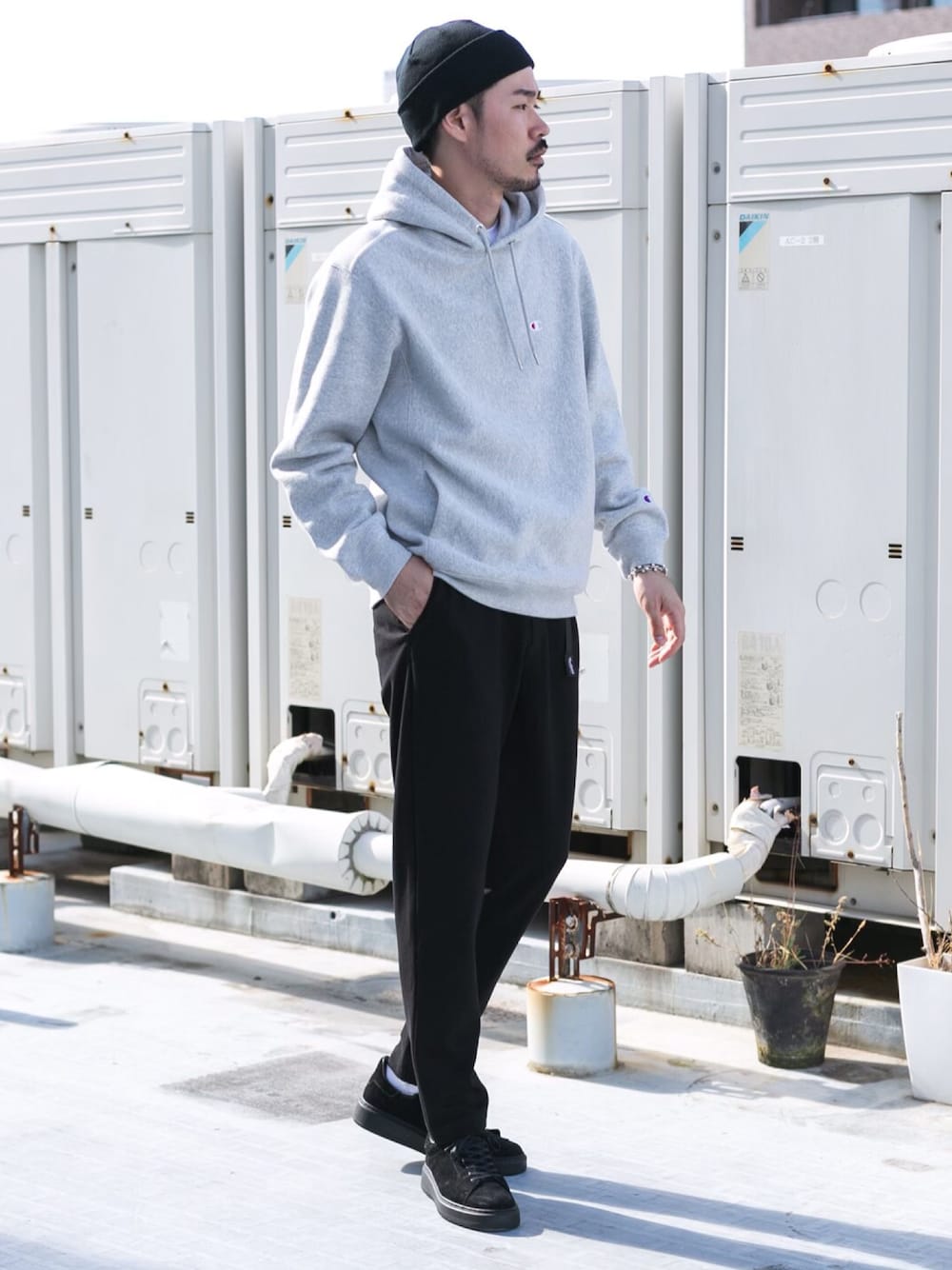 「シンプル、スニーカーコーデ、カジュアル、黒、streetstyle、Champion、URBAN RESEARCH DOORS、パーカー、秋のコーデ、カジュアルコーデ」｜「ChampionのChampion×DOORS　別注RWフーディー（パーカー、グレー系）」を使った、TOSHIさん（メンズ・177cm）の秋コーディネートの1枚目の写真