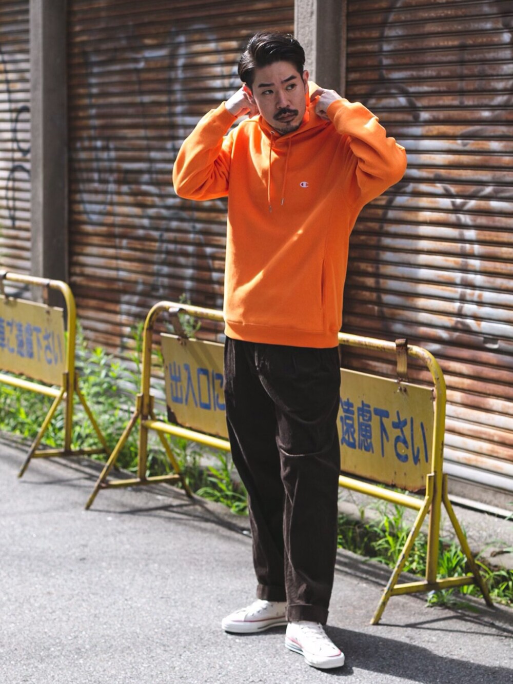 「秋のコーデ、シンプルコーデ、お洒落さんとつながりたい、オトナカジュアル、Champion、converse、URBAN RESEARCH DOORS、ワイドパンツ、streetstyle、パーカー」｜「ChampionのChampion×DOORS　別注RWフーディー（パーカー、オレンジ系）」を使った、TOSHIさん（メンズ・177cm）の秋コーディネートの1枚目の写真