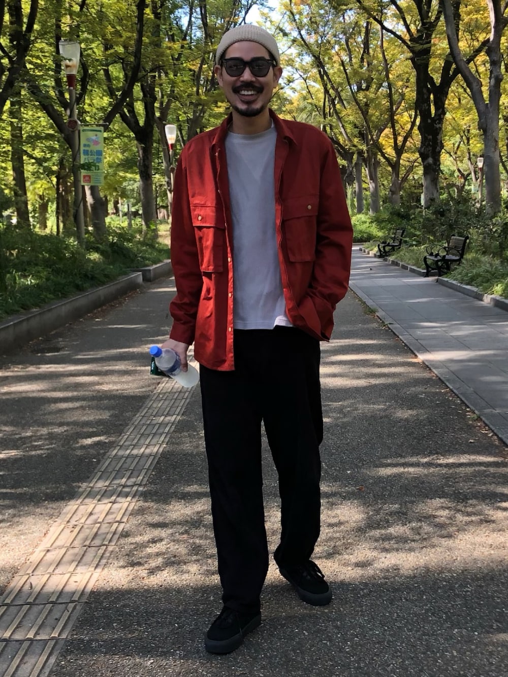 「休日スタイル、ゆるコーデ、黒、ワイドパンツ、きれいめカジュアル、ストリートMIX、大人カジュアル、秋のコーデ、URBAN RESEARCH DOORS、VANS」｜「URBAN RESEARCH DOORSのコーデュロイワンタックトラウザー（パンツ、ブラック系）」を使った、TOSHIさん（メンズ・177cm）の秋コーディネートの1枚目の写真