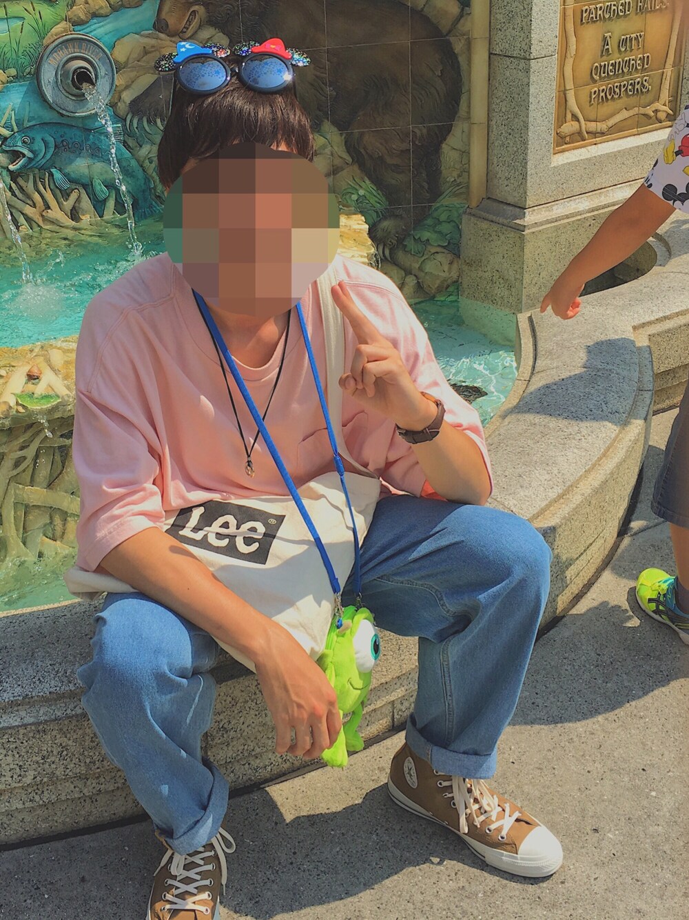ピンク系のTシャツ/カットソー、ホワイト系のタンクトップ、ブルー系のデニムパンツを着用したメンズの夏コーディネートの1枚目の写真