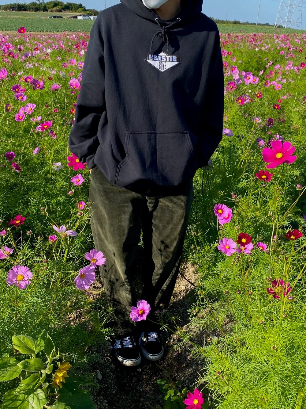 「秋服、ゆるコーデ、古着、パーカー、VANS、冬コーデ」｜「古着のアイテム（パーカー、ブラック系）」を使った、Y.t   さん（メンズ・168cm）の秋コーディネートの1枚目の写真