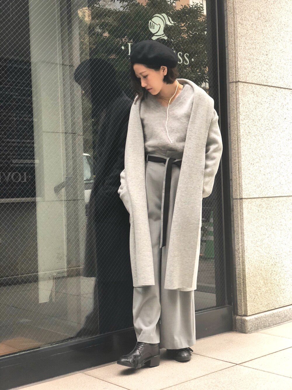 「ニット、グレー、ワントーンコーデ、ベレー帽、ガウン、大人カジュアル、ワイドパンツ、パールネックレス、ウエストイン、カジュアルコーデ」｜「AVIEのアイテム（その他アウター、グレー系）」を使った、kyonさん（レディース・160cm）の冬コーディネートの1枚目の写真