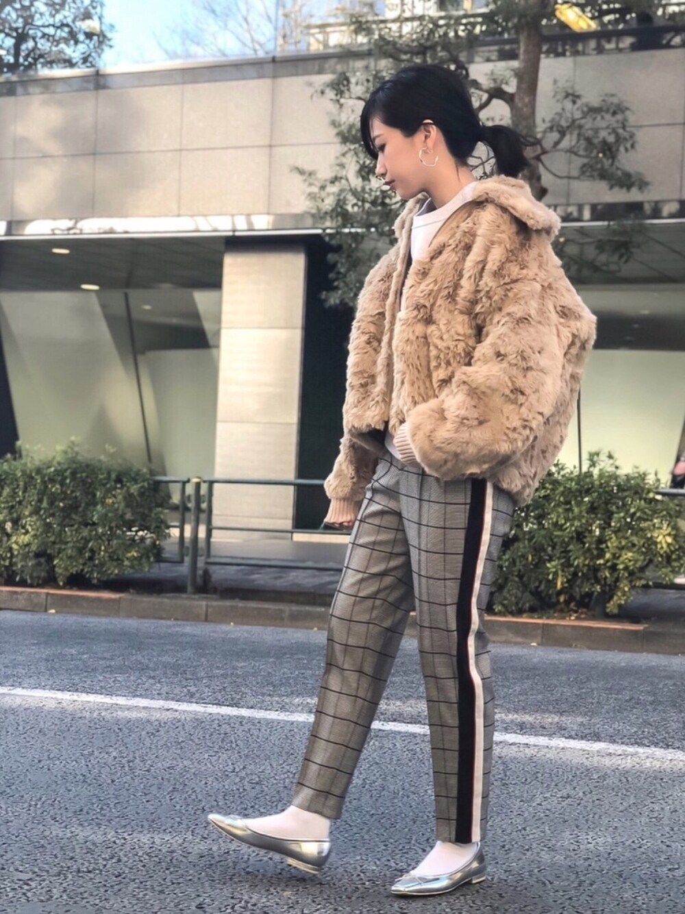 「冬コーデ、チェックパンツ、バレエシューズ、ロゴスウェット、ファージャケット、きれいめカジュアル、ベージュコーデ、08sircus、MSGM、オトナ女子」｜「08sircusの【08sircus】WOMENS エコファーオーバーサイズジャケット-S18AL-BL01-（ブルゾン、ベージュ系）」を使った、kyonさん（レディース・160cm）の冬コーディネートの1枚目の写真