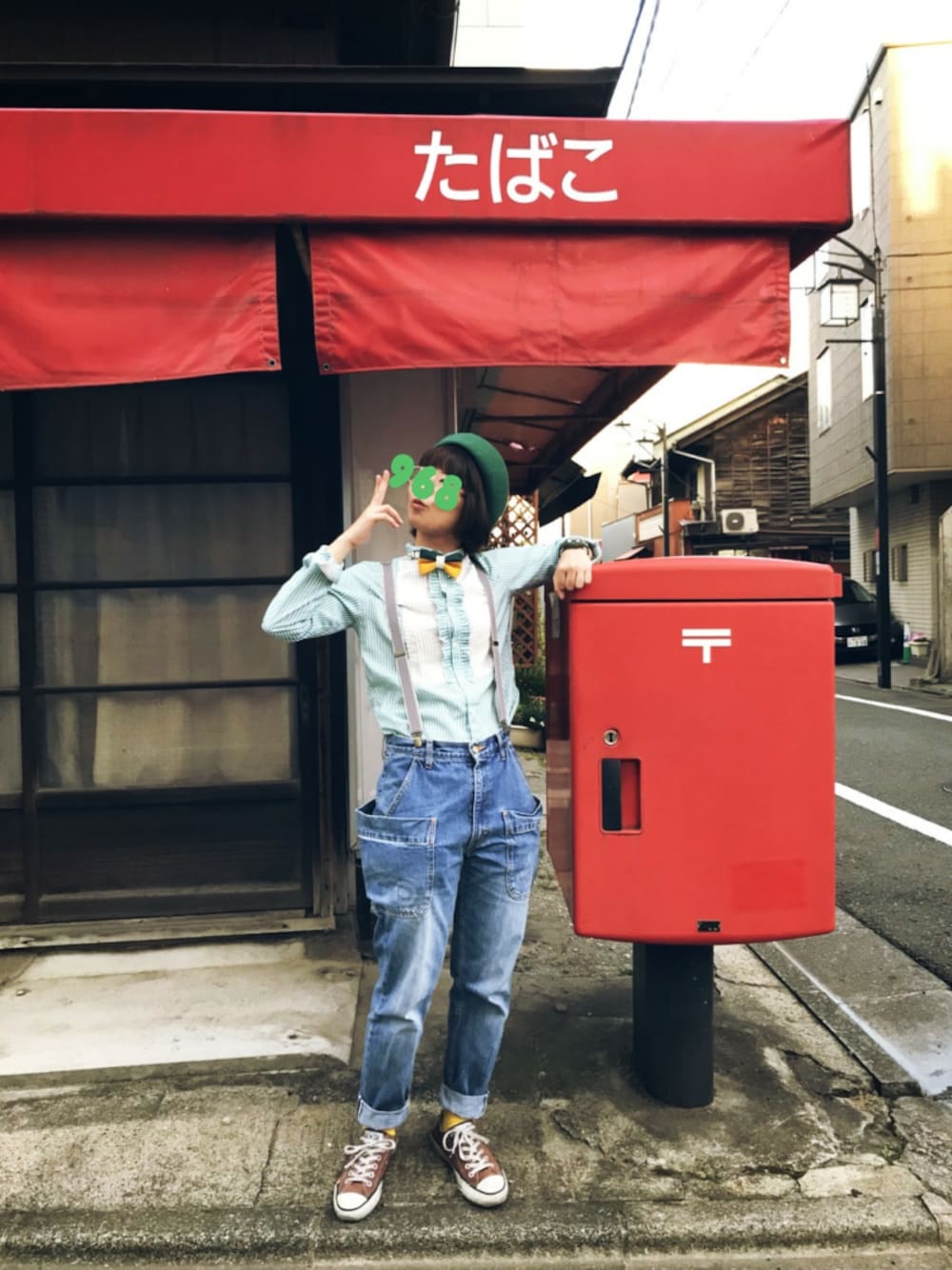イエロー系の蝶ネクタイ、グリーン系のシャツ/ブラウス、ブルー系のデニムパンツを着用したレディースの春コーディネートの1枚目の写真