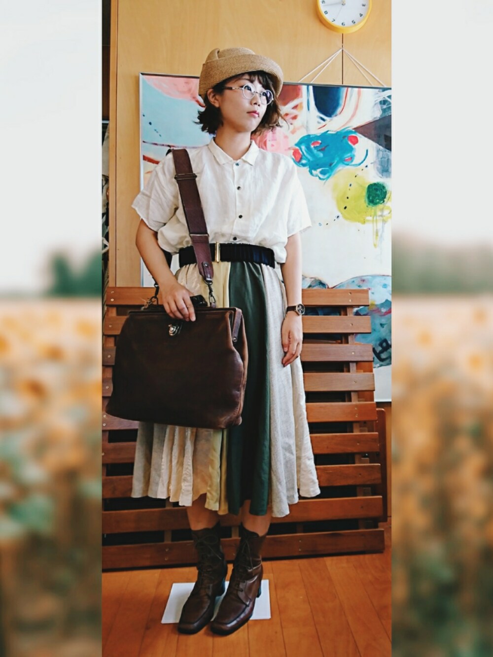 ブラウン系のシューズ、ブラウン系のバッグ、ホワイト系のシャツ/ブラウスを着用したレディースの夏コーディネートの1枚目の写真