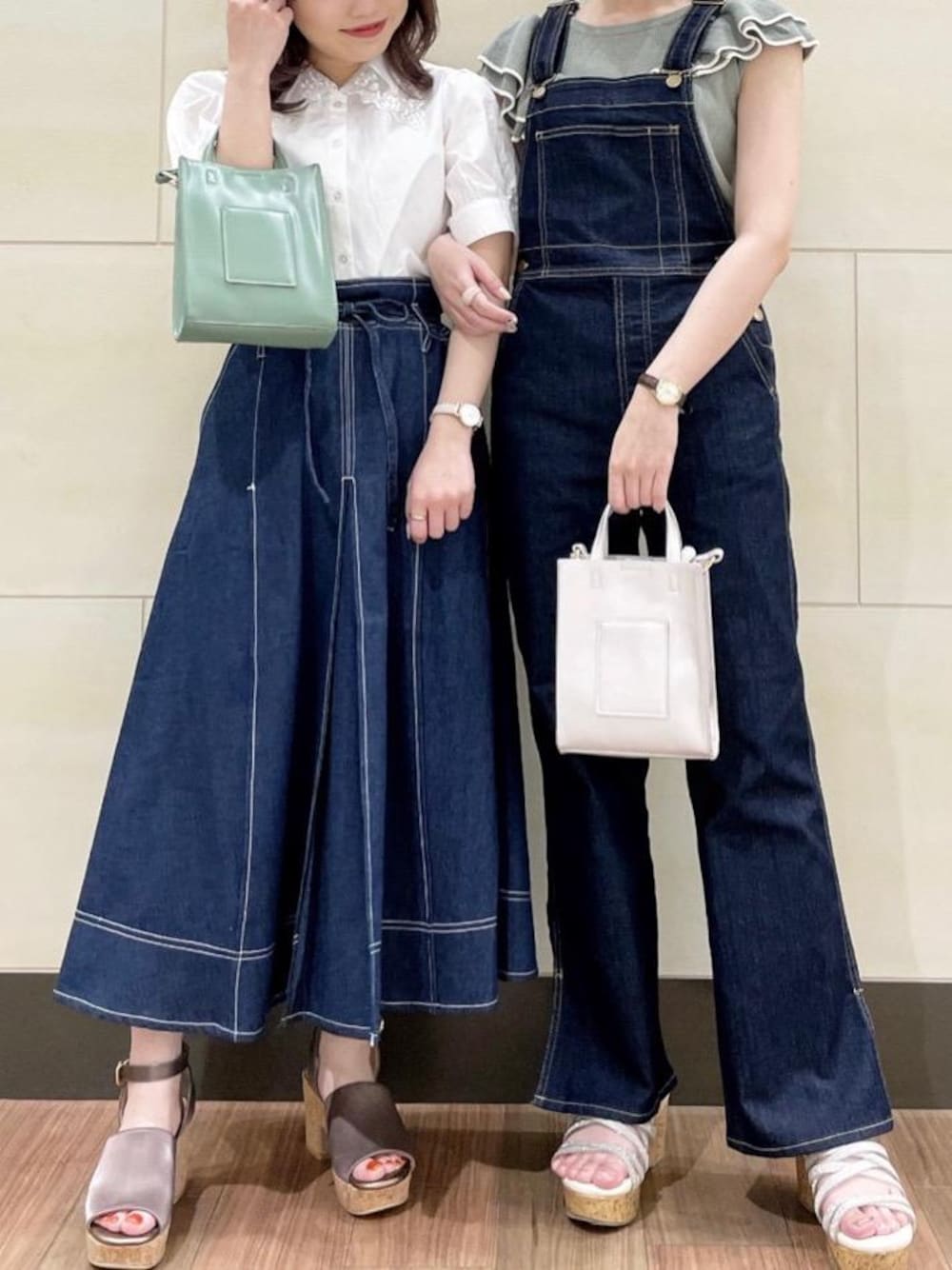 「ブラウス、サロペット、サロペ、MAJESTIC LEGON、ノースリーブ、マジェスティックレゴン、池袋サンシャイン、でにむ、もちまるコーデ、もちまる」｜「MAJESTIC LEGONのシャイニークリアサンダル（サンダル、ホワイト系）」を使った、もちをさん（レディース・144cm）の春コーディネートの1枚目の写真