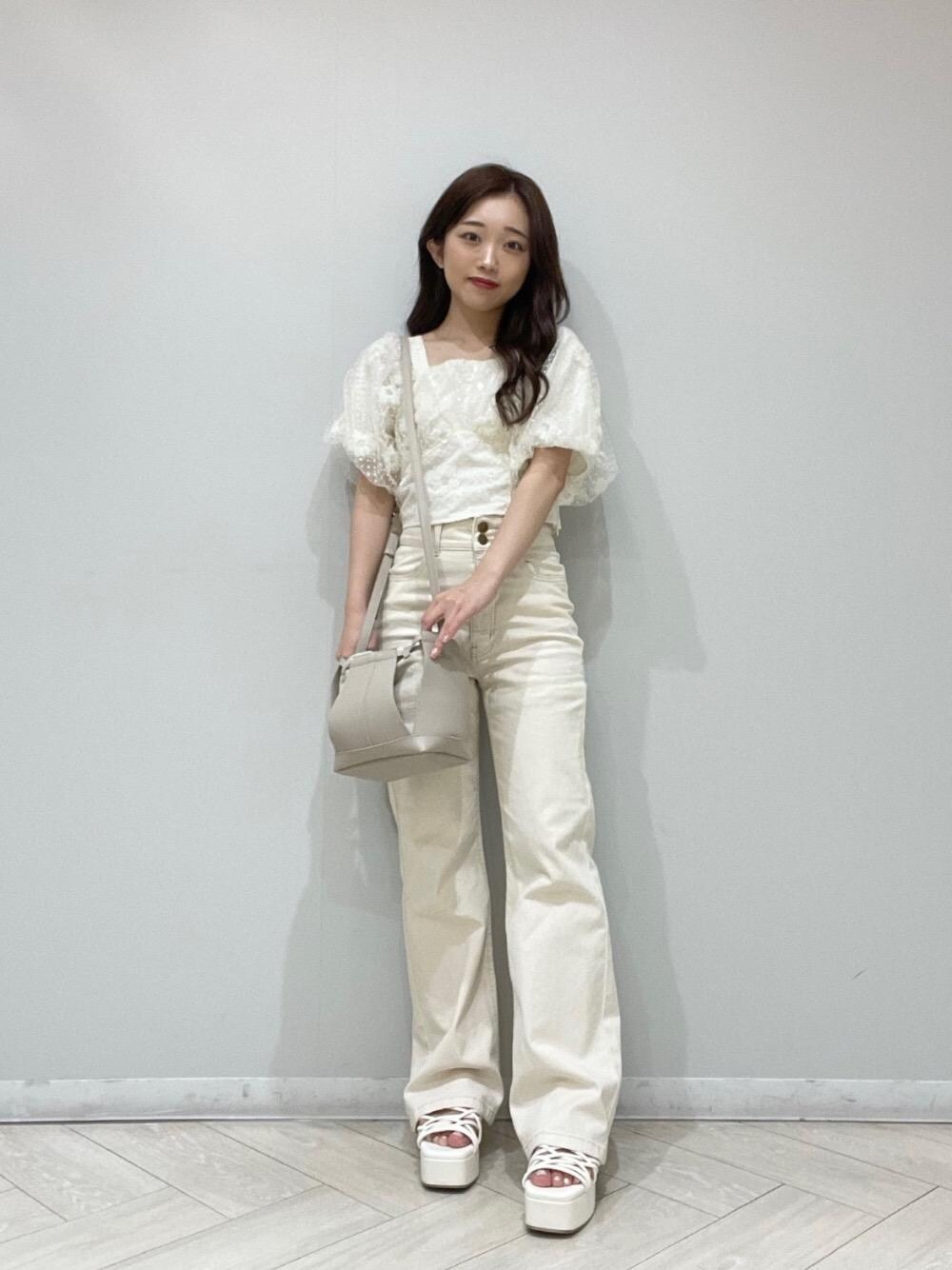 「ブラウス、刺繍、ホワイトコーデ、MAJESTIC LEGON、コルセット、低身長、マジェスティックレゴン、骨格ナチュラル、でにむ、ぱんつ」｜「MAJESTIC LEGONのふかふかクロスボリュームサンダル（サンダル、ホワイト系）」を使った、もちをさん（レディース・144cm）の夏コーディネートの1枚目の写真