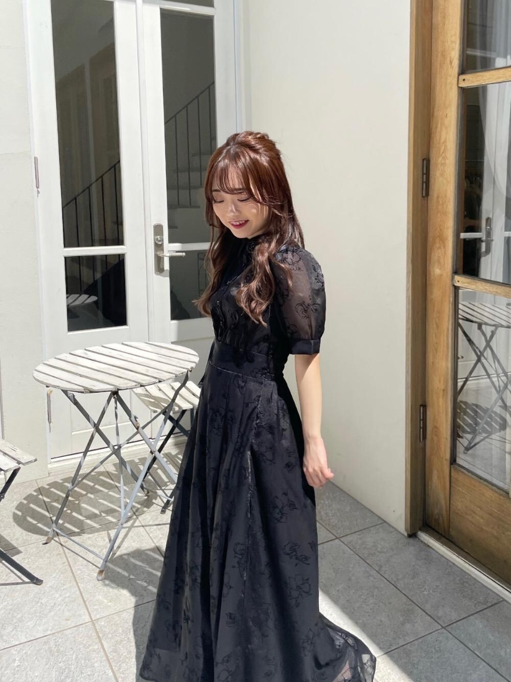 ブラック系のその他シューズ、ブラック系のシャツワンピースを着用したレディースの夏コーディネートの1枚目の写真
