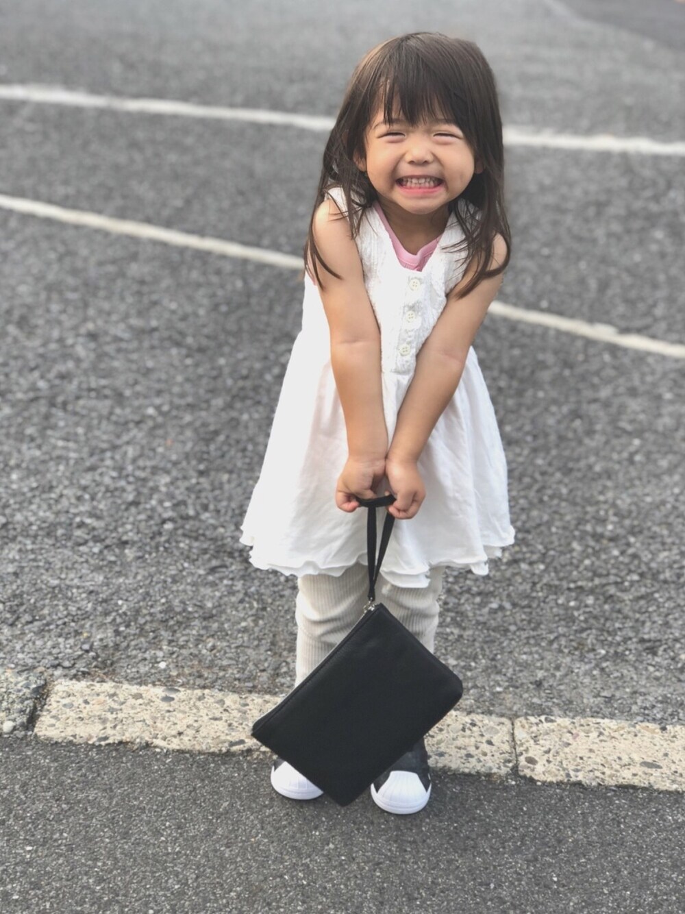 「夏コーデ、キッズコーデ、ワンピース、アナ雪、クラッチバッグ、リブレギンス、おんなのこコーデ、ホワイトコーデ、オールホワイト」｜「おばあちゃんからの贈り物のアイテム（ワンピース、ホワイト系）」を使った、こっぺぱんさん（キッズ・90cm）の夏コーディネートの1枚目の写真