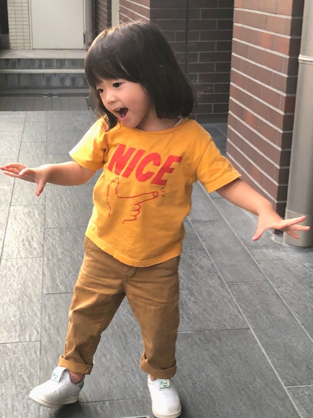 「ナイスポーズ、Tシャツ、ベージュコーデ、キッズコーデ、夏コーデ、シンプル、保育園コーデ、何ポーズ？、髪切りました！、ママカット」｜「GAPのアイテム（チノパンツ、ベージュ系）」を使った、こっぺぱんさん（キッズ・90cm）の夏コーディネートの1枚目の写真