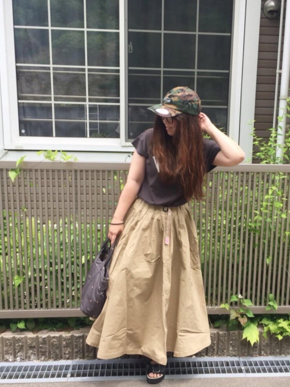 「カジュアル、シンプル、ラフ、ロングスカート、CAP、迷彩、グラミチ、グラミチ別注、ティーシャツ、journal standard」｜「JOURNAL STANDARDの【Julien David/ジュリアンデイヴィッド】×JS 別注CAP#（キャップ、グリーン系）」を使った、yayacoさん（レディース・156cm）の夏コーディネートの1枚目の写真