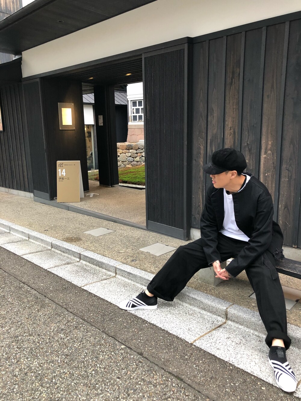 「旦那さんコーデ、ストリート服が好き、秋冬コーデ、カジュアル、オトナカジュアル、スニーカー、キャスケット、白黒」｜「CA4LAのアイテム（キャスケット、ブラック系）」を使った、yayacoさん（メンズ・178cm）の秋コーディネートの1枚目の写真