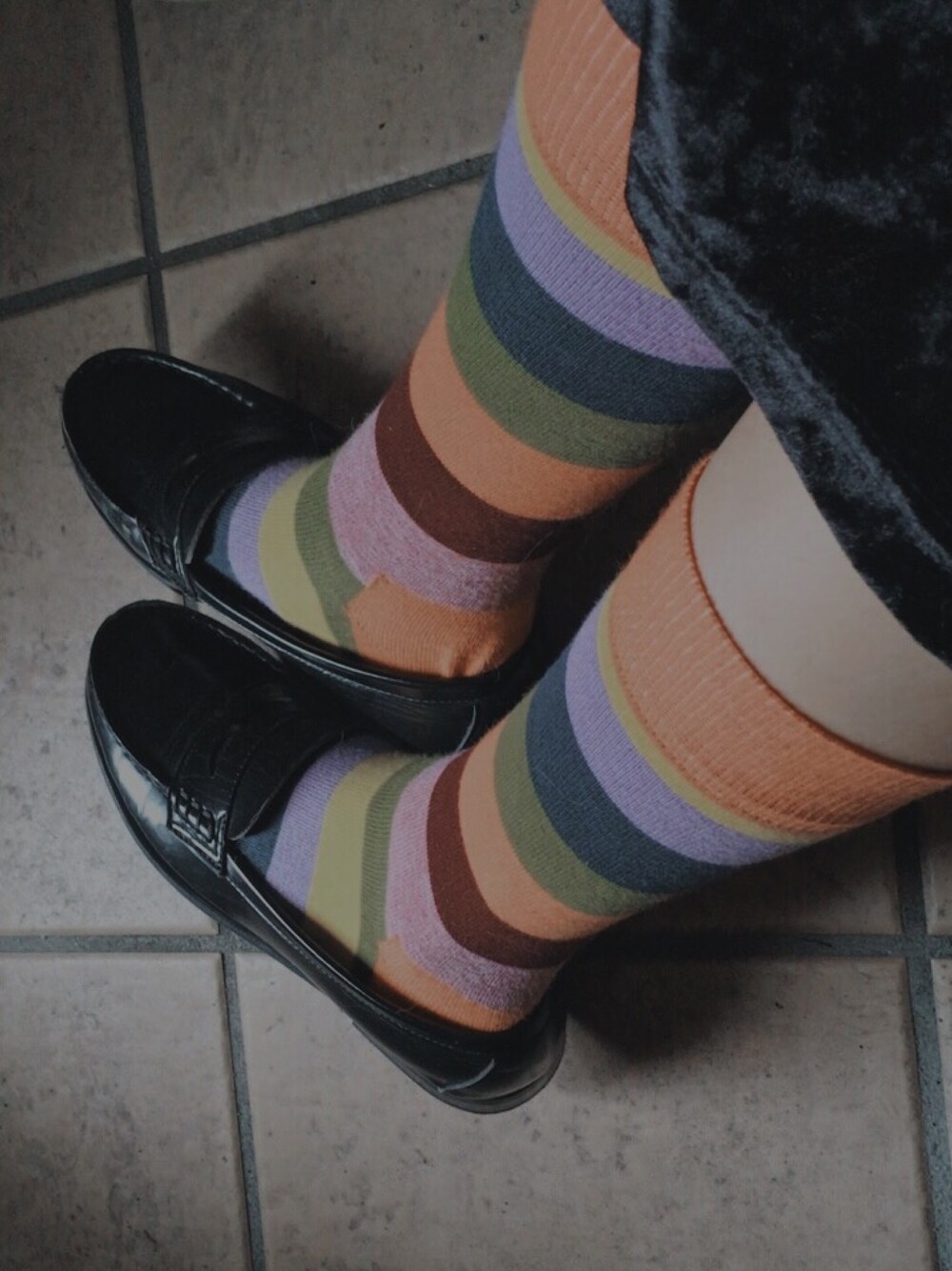 「古着、happy socks、靴下、スカート、merlot、HARUTA、ローファー、足元くら部、ボーダー、カラフル」｜「Happy SocksのHappySocks/ハッピーソックス STRIPES/ストライプ（ソックス/靴下、その他）」を使った、ゆぴさん（レディース・173cm）の冬コーディネートの1枚目の写真