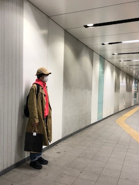 「蛍光カラー」｜「アイテム（トレンチコート）」を使った、納豆さん（メンズ・178cm）の春コーディネート