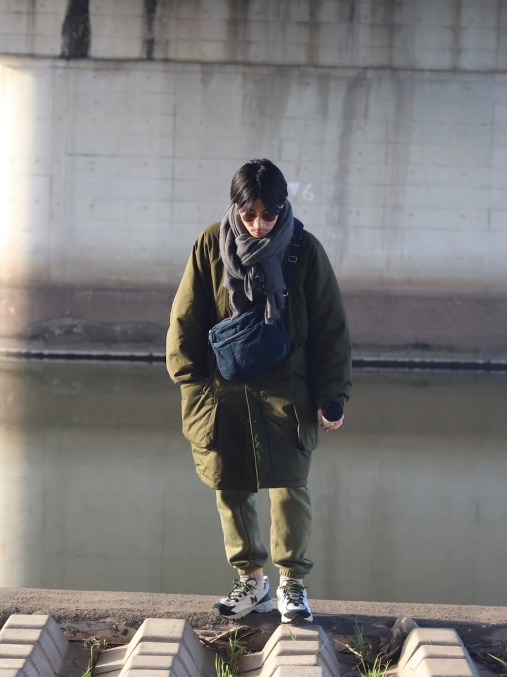「シンプルコーデ、スウェットセットアップ、ミリタリー、スウェットパンツ、オリーブ、スウェーデン軍、春、軍物、ビックシルエット、着回しコーデ」｜「swedish field jacketのアイテム（ミリタリージャケット、グリーン系）」を使った、納豆さん（メンズ・178cm）の冬コーディネートの1枚目の写真