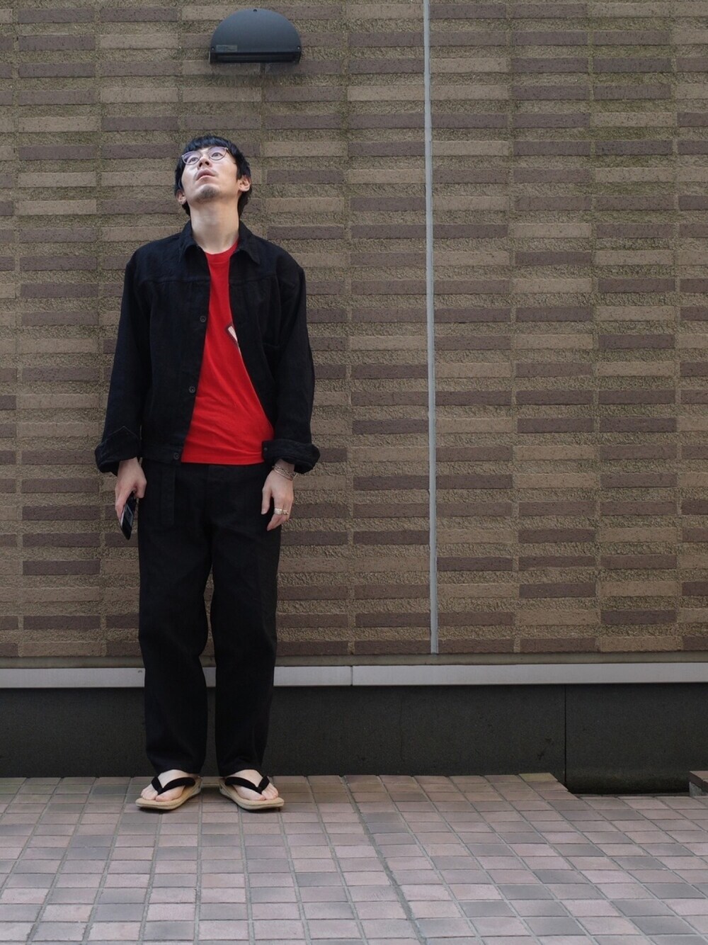 「シンプル、おしゃれさんと繋がりたい、今日のコーデ、セットアップ、デニムセットアップ、ブラック×レッド、和テイスト、vintage、休日スタイル、春夏コーデ」｜「NIKEのアイテム（Tシャツ/カットソー、レッド系）」を使った、納豆さん（メンズ・178cm）の夏コーディネートの1枚目の写真