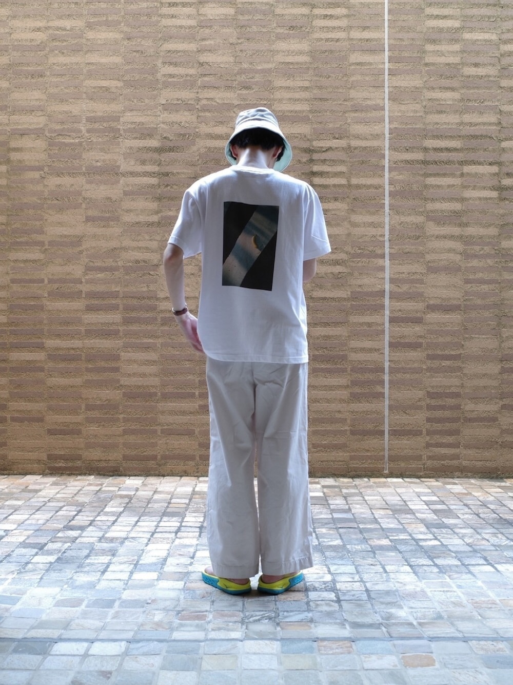 「夏、シンプル、夏だ！Tシャツ着よう！、ワイドパンツ、ワントーンコーデ、バケットハット、ホワイトコーデ、バナナ、オールホワイト、白Tシャツ」｜「JOURNAL STANDARDのSHOHEI TAKENAKA×JOURNAL STANDARDコラボ BACK PRINT TEE◆（Tシャツ/カットソー、ホワイト系）」を使った、納豆さん（メンズ・178cm）の夏コーディネートの1枚目の写真