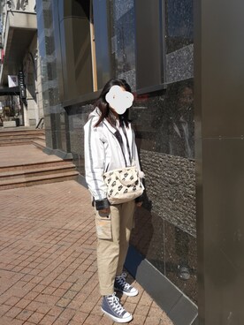 「CONVERSE（コンバース）のアイテム（Sneakers、ブルー系）」を使った、雅哥啊さん（レディース）の春コーディネート