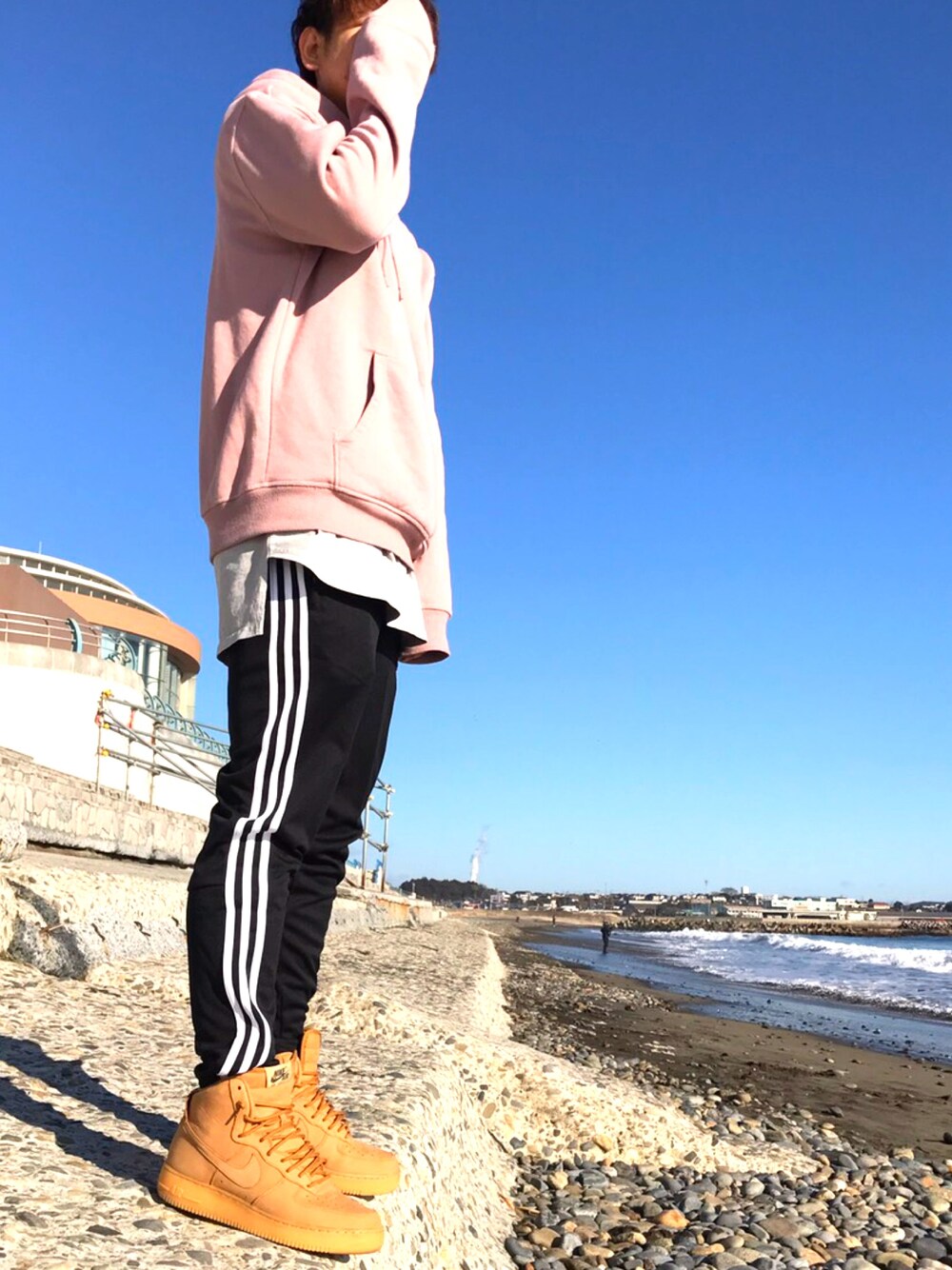 「adidas、NIKE、冬コーデ、休日スタイル、ストリート、tiro15」｜「H&Mのアイテム（パーカー、ピンク系）」を使った、ズッキーニさん（メンズ・170cm）の冬コーディネートの1枚目の写真