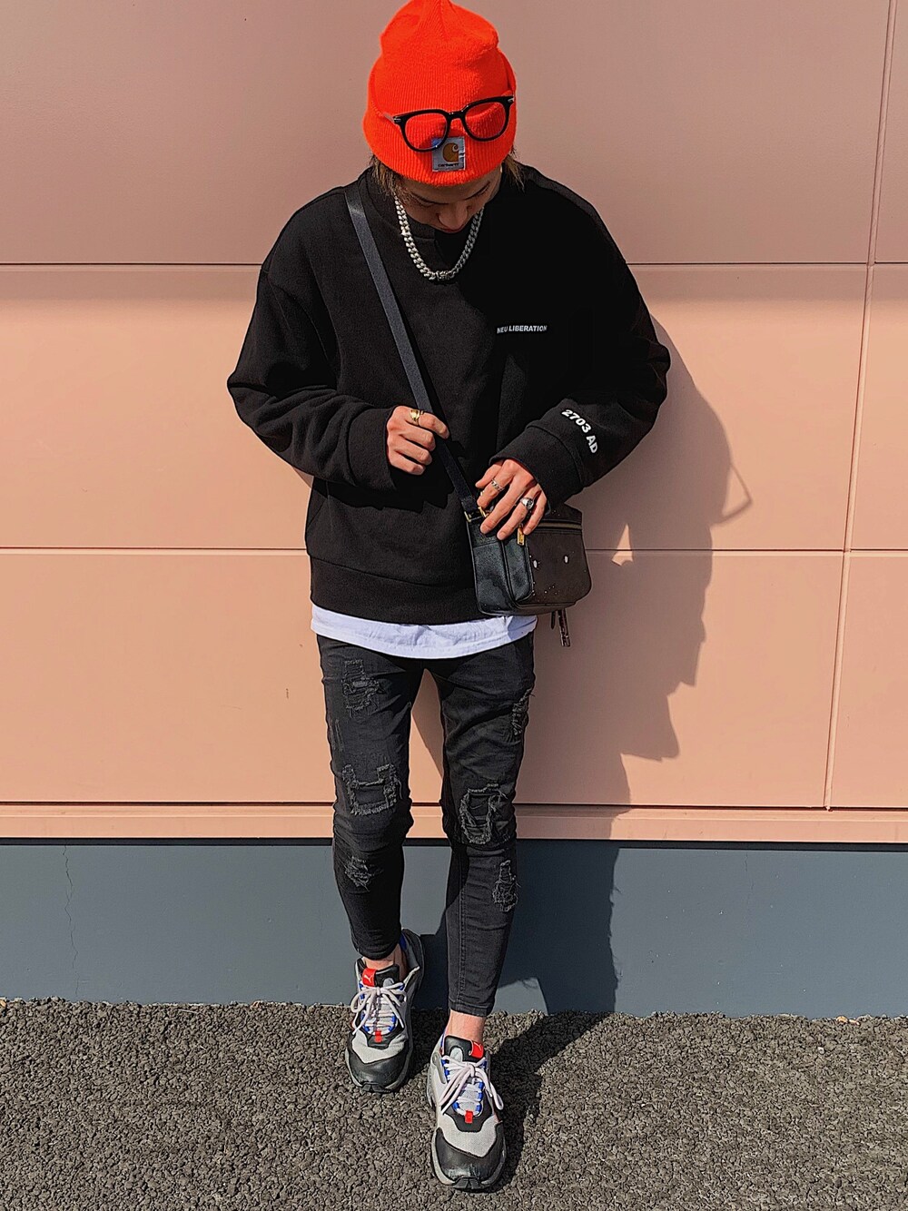 「PUMA、carhartt、カーハート、adsr、おしゃれさんと繋がりたい、プチプラコーデ、ストリート、ストリートコーデ、ストリート系、ブラックコーデ」｜「CarharttのCarhartt カーハート ニットキャップ（ニットキャップ/ビーニー、オレンジ系）」を使った、Daichiさん（メンズ・173cm）の春コーディネートの1枚目の写真