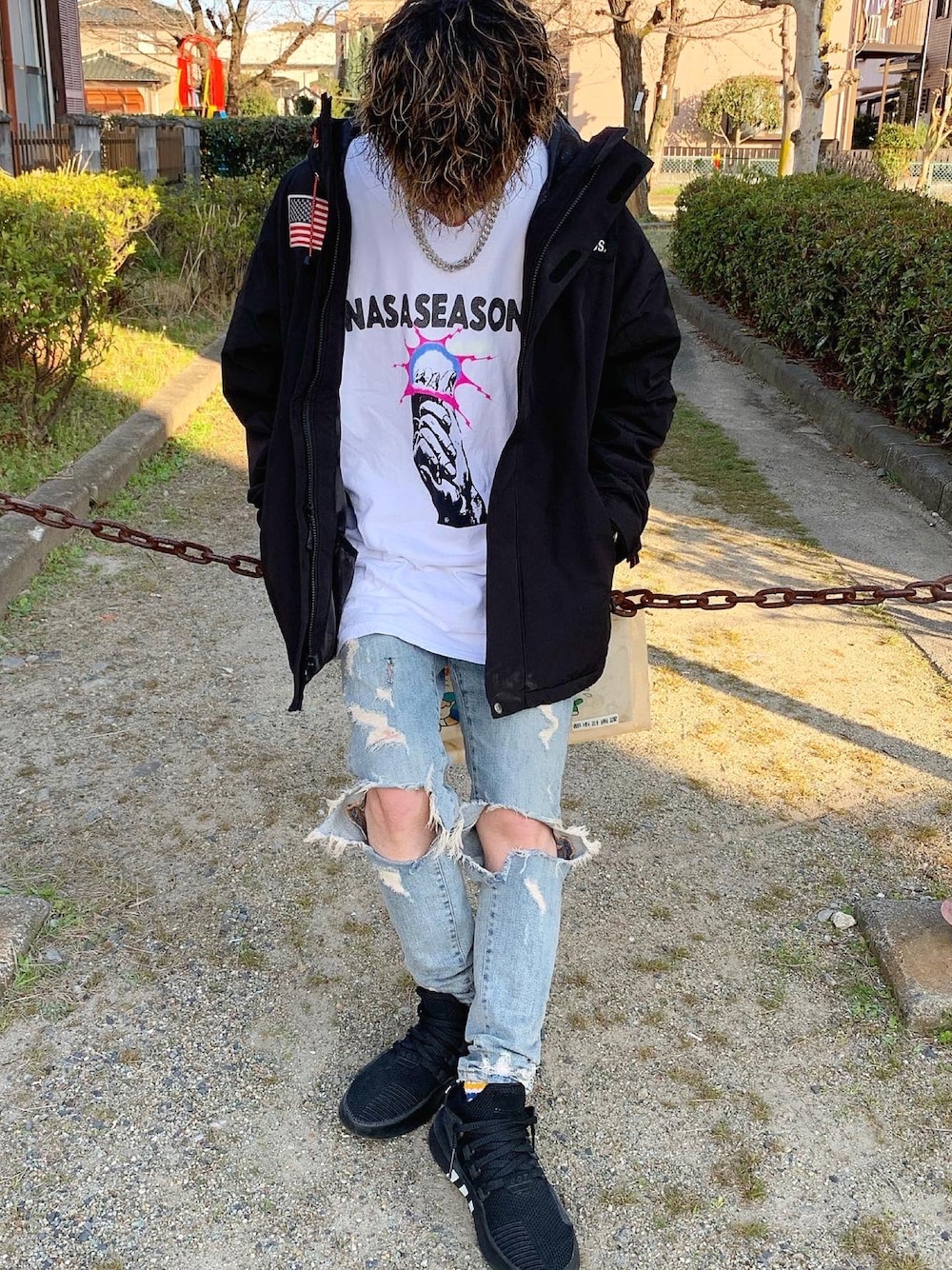 「リメイクジーンズ、リメイクデニム、EQT、adidas、おしゃれさんと繋がりたい、ストリート、nasaseasons、street、ストリートコーデ、ストリートファッション」｜「schottのアイテム（ナイロンジャケット、ブラック系）」を使った、Daichiさん（メンズ・173cm）の春コーディネートの1枚目の写真