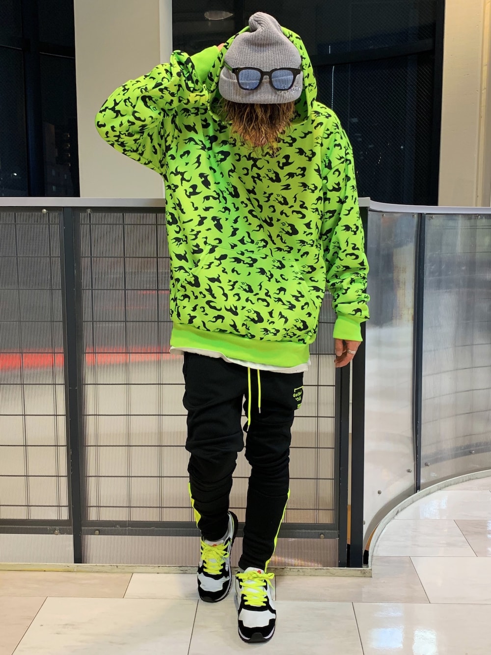 「DuragDev、gotham、ネオンイエロー、ネオンカラー、蛍光カラー、オーバーサイズ、ストリート、おしゃれさんと繋がりたい、ストリート系、ラインパンツ」｜「mutaのアイテム（ニットキャップ/ビーニー、グレー系）」を使った、Daichiさん（メンズ・173cm）の春コーディネートの1枚目の写真