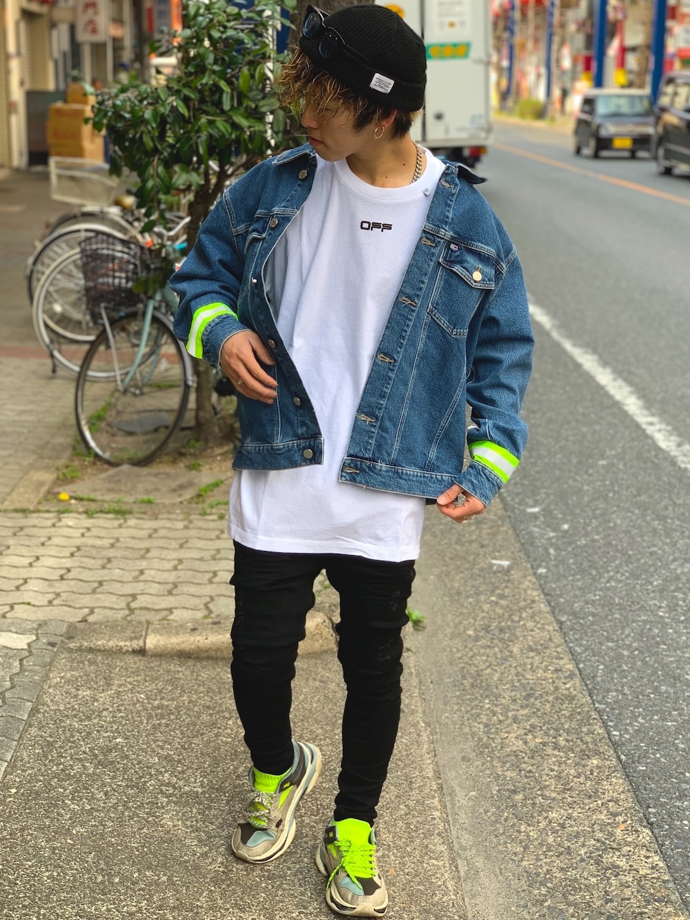 「off white、オフホワイト、リフレクター、ジージャン、トミーヒルフィガー、ストリート、ストリート系、ストリートファッション、おしゃれさんと繋がりたい、ストリートコーデ」｜「off whiteのoff white(オフ ホワイト) AIRPORT TAPE S/S T-SHIRT（Tシャツ/カットソー、ホワイト系）」を使った、Daichiさん（メンズ・173cm）の春コーディネートの1枚目の写真