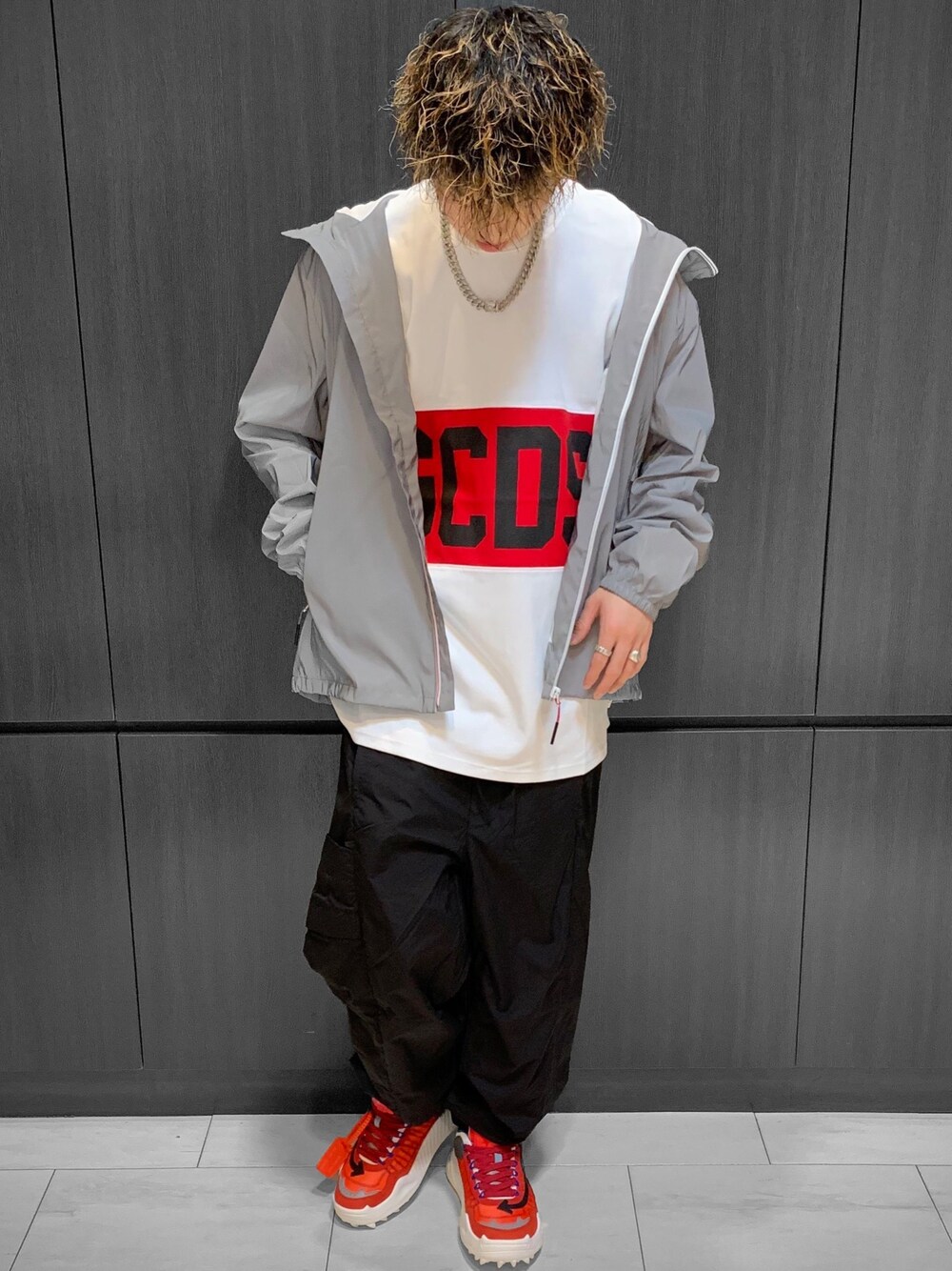 「GCDS、REPLAY、off white、OFF-WHITE、ストリート、Y-3、ナイロンジャケット、ストリートコーデ、ストリート系、カーゴパンツ」｜「GCDSのGCDS/ジーシーディーエス/MACRO LOGO BAND Tシャツ（Tシャツ/カットソー、ホワイト系）」を使った、Daichiさん（メンズ・173cm）の春コーディネートの1枚目の写真