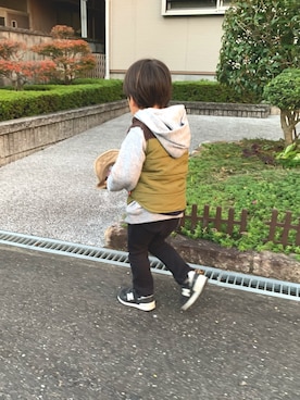 「BREEZE（ブリーズ）のアイテム（ダウンベスト）」を使った、kankanさん（キッズ・90cm）の秋コーディネート