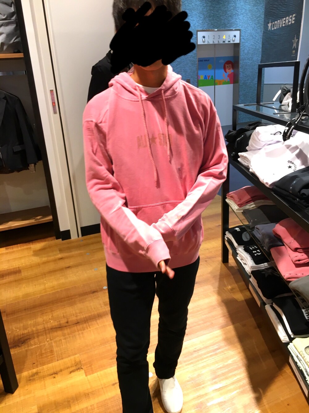 「ダスティピンク、converse all star、パーカー、CONVERSE ALL STAR HI、レイクウォーク、しまき」｜「GUのアイテム（デニムパンツ、ブラック系）」を使った、そう 。。さん（メンズ・172cm）の秋コーディネートの1枚目の写真