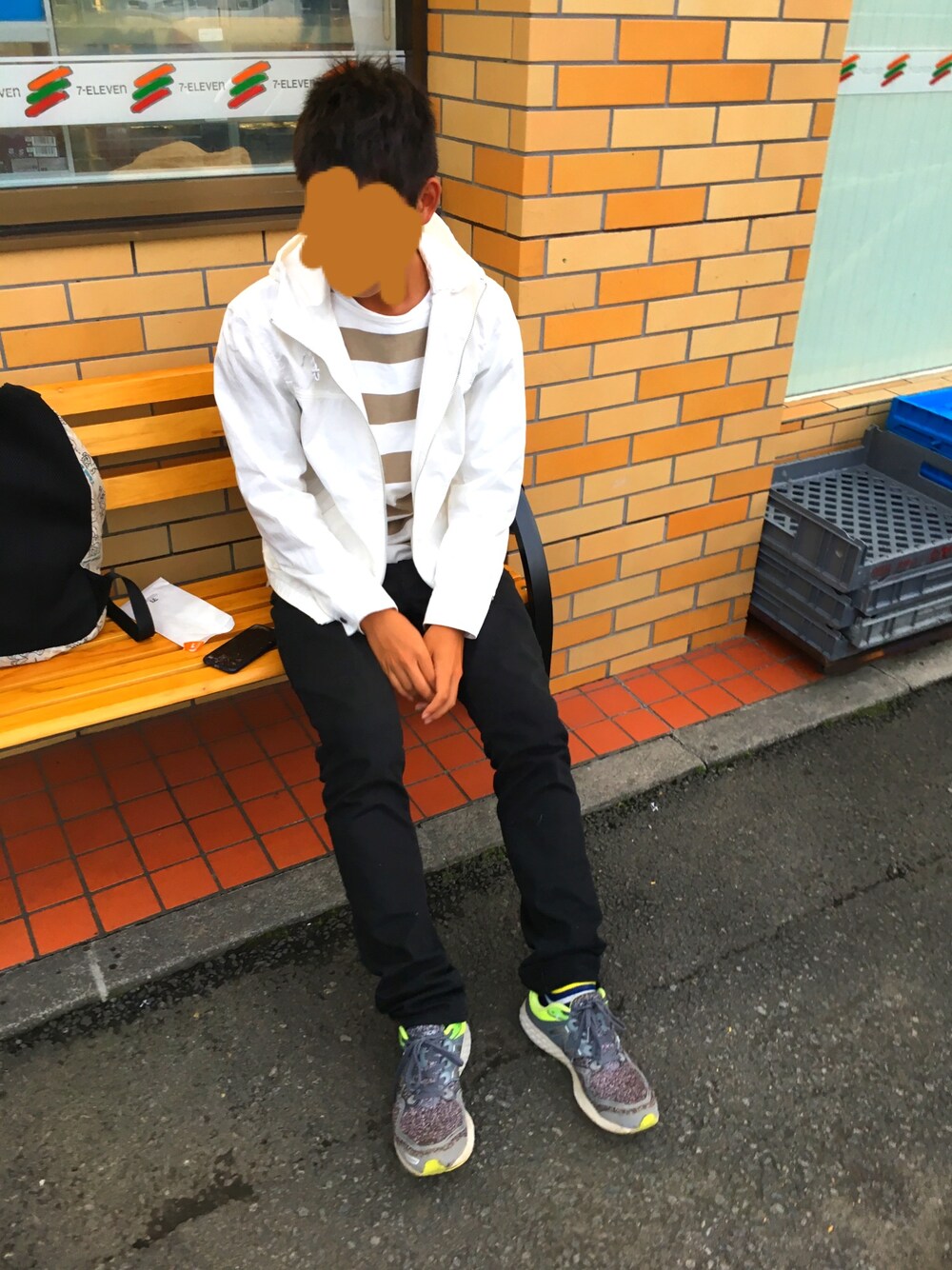 「黒スキニー、秋コーデ、セブンイレブン、ホワイト、スニーカー、UNIQLO、ジーユー、ユニクロ、フォロバ、寒い」｜「UNIQLOのMEN コットンフルジップパーカ（ブルゾン、ホワイト系）」を使った、そう 。。さん（メンズ・172cm）の秋コーディネートの1枚目の写真