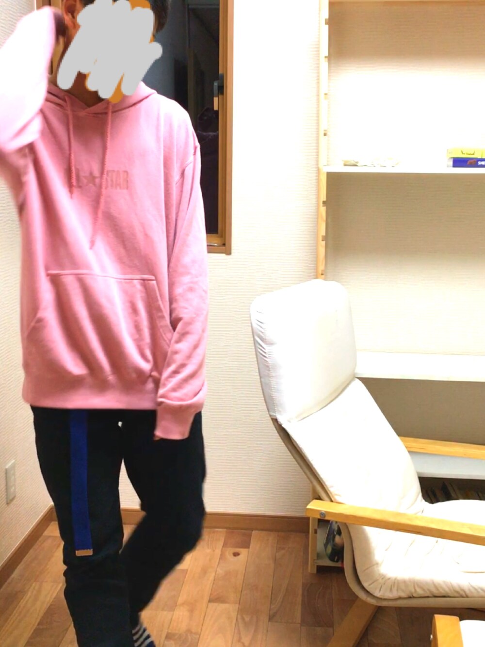 「GU、ダスティーピンク、converse、converse all star、黒スキニー、部屋、フォロバ」｜「CONVERSEの【CONVERSE】プリントスウェットパーカー（パーカー、ピンク系）」を使った、そう 。。さん（メンズ・172cm）の秋コーディネートの1枚目の写真