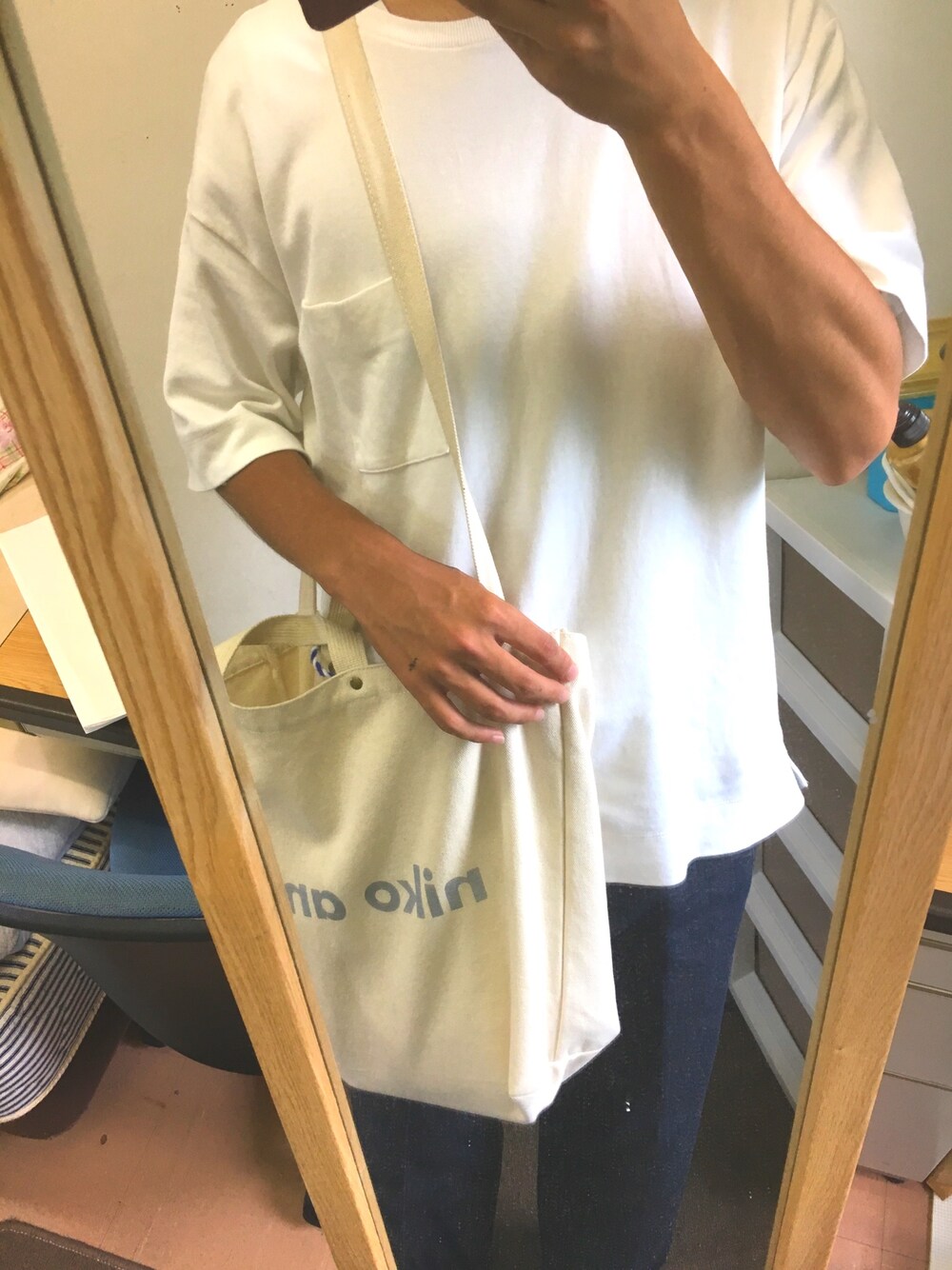 「Levi's、デニムパンツ、GU、白Tシャツ、ビックシルエット、キレイめ、プチプラ、シンプル、デニム、トートバッグ」｜「GUのアイテム（Tシャツ/カットソー、ホワイト系）」を使った、そう 。。さん（メンズ・173cm）の夏コーディネートの1枚目の写真