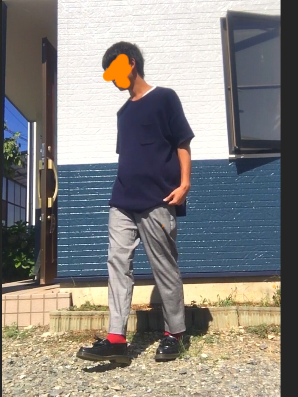 「Dr.Martens、キレイめ、GU、ユニクロ、赤い靴下、カットソー、おしゃれさんと繋がりたい、チェック、シンプルコーデ、靴下」｜「GUのアイテム（Tシャツ/カットソー、ブルー系）」を使った、そう 。。さん（メンズ・173cm）の夏コーディネートの1枚目の写真