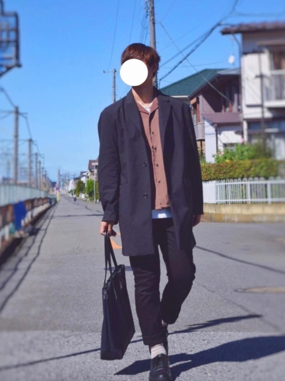 「秋のコーデ、シンプル、おしゃれさんと繋がりたい、きれいめカジュアル、黒スキニー、ootd、チェスターコート、オーバーサイズ、トートバッグ、革靴」｜「TAKEO KIKUCHIの【WEB限定】レザーコンビトート[ メンズ バッグ トート ]（トートバッグ、ブルー系）」を使った、だいご【daigo】さん（メンズ・175cm）の秋コーディネートの1枚目の写真