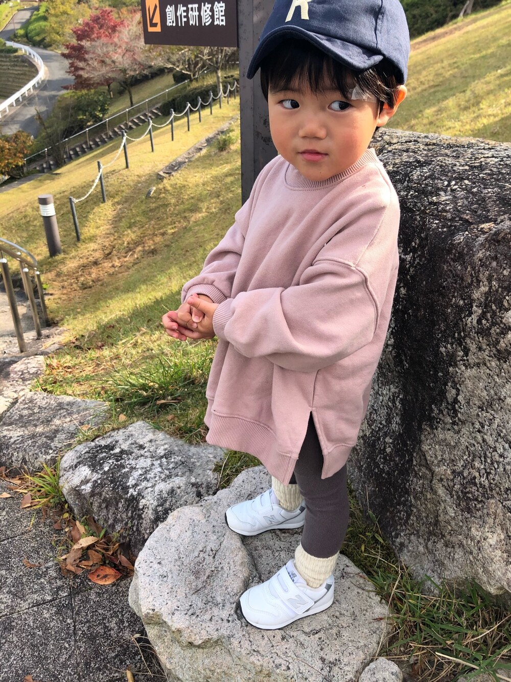 「koreaのアイテム（スウェット、ピンク系）」を使った、sakuuu.fuuuさん（メンズ・90cm）の秋コーディネートの1枚目の写真