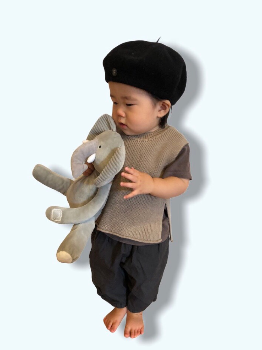 「ELMOのアイテム（ベスト、ベージュ系）」を使った、sakuuu.fuuuさん（キッズ・80cm）の秋コーディネートの1枚目の写真