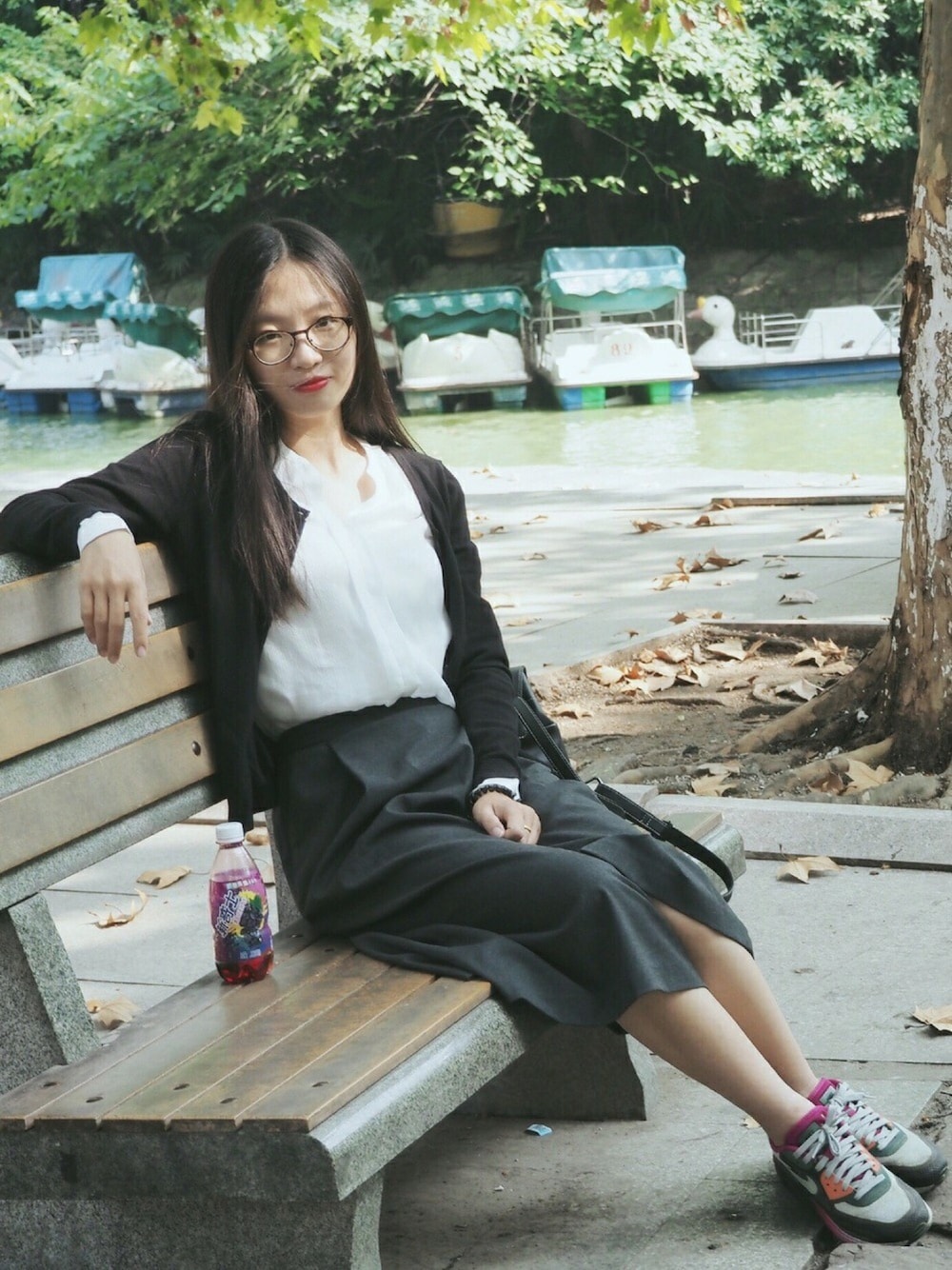 「NIKE AIR MAX、lunarlon、NIKE」｜「UNIQLOのWOMEN エクストラファインメリノクルーネックカーディガン（長袖）（ニット/セーター、ブラック系）」を使った、rubyzhang110さん（レディース・163cm）の冬コーディネートの1枚目の写真