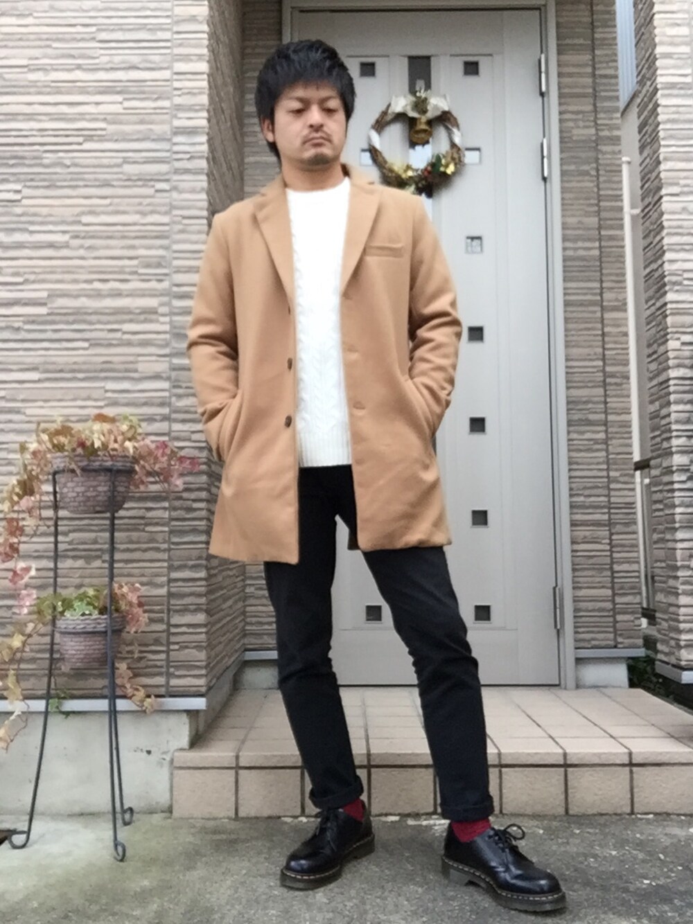 「休日スタイル、黒スキニー、スキニーデニム、チェスターコート、ベージュ、Dr.Martens、オトナカジュアル、冬、冬コーデ、大人カジュアル」｜「WEGOのアイテム（ニット/セーター、ホワイト系）」を使った、タルナンドさん（メンズ・165cm）の冬コーディネートの1枚目の写真