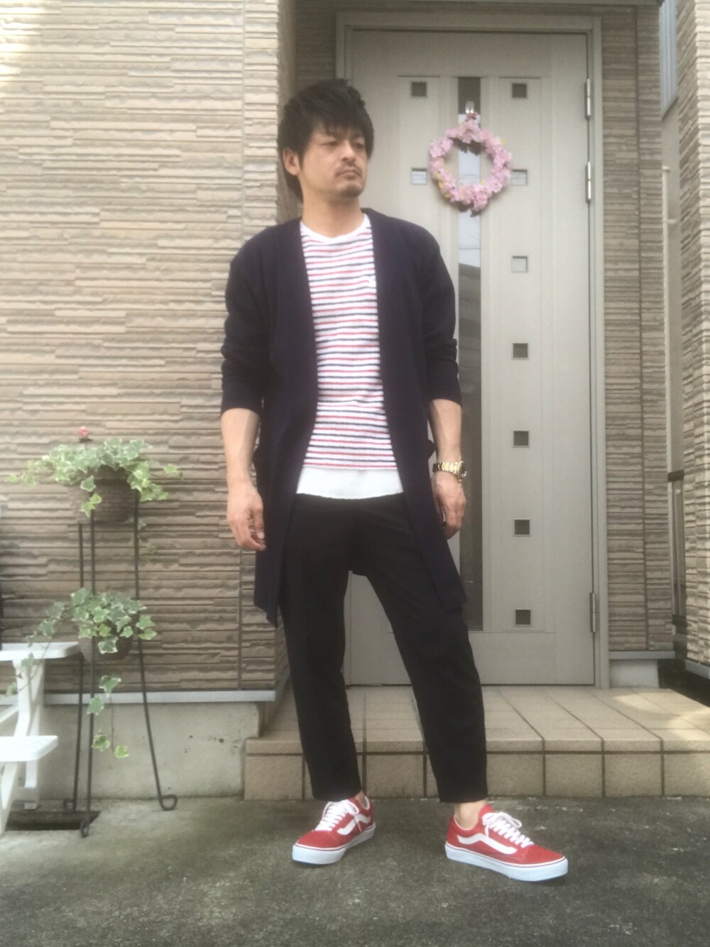 「スニーカー、春コーデ、カジュアル、休日スタイル、大人カジュアル、オトナカジュアル、はるコーデ、ロングカーディガン、ネイビー、ボーダー」｜「SENSE OF PLACE by URBAN RESEARCHのアイテム（カーディガン/ボレロ、ブルー系）」を使った、タルナンドさん（メンズ・165cm）の春コーディネートの1枚目の写真