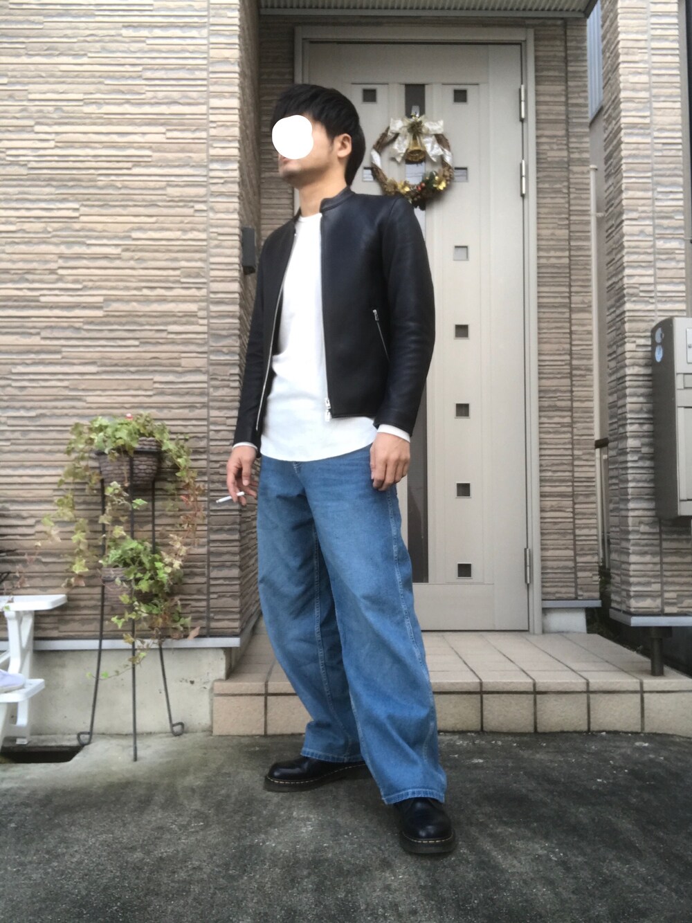 「秋、カジュアルコーデ、シンプルコーデ、大人カジュアル、ワイドパンツ、ワイドデニム、GU、ライダース、RAGEBLUE」｜「LIDNMのアイテム（ライダースジャケット、ブラック系）」を使った、タルナンドさん（メンズ・165cm）の秋コーディネートの1枚目の写真