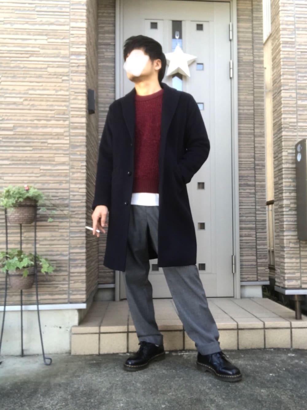 ブルー系のチェスターコート、パープル系のニット/セーター、グレー系のその他パンツを着用したメンズの冬コーディネートの1枚目の写真