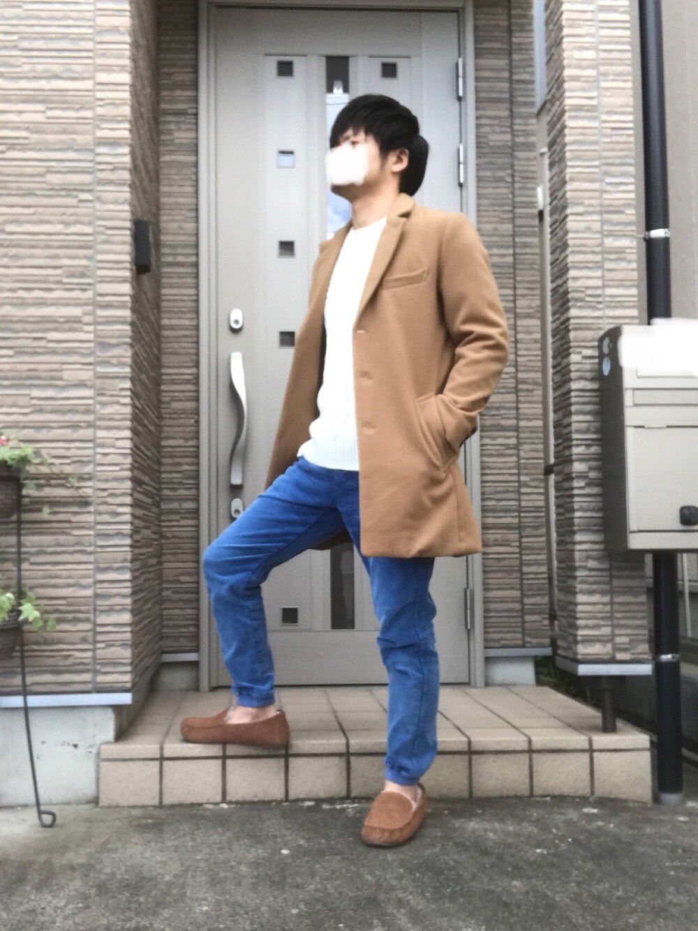 「休日スタイル、冬コーデ、カジュアルコーデ、コート、デニムパンツ、プチプラ、チェスターコート、コーデュロイ」｜「BACK NUMBERのアイテム（チェスターコート、ベージュ系）」を使った、タルナンドさん（メンズ・165cm）の冬コーディネートの1枚目の写真