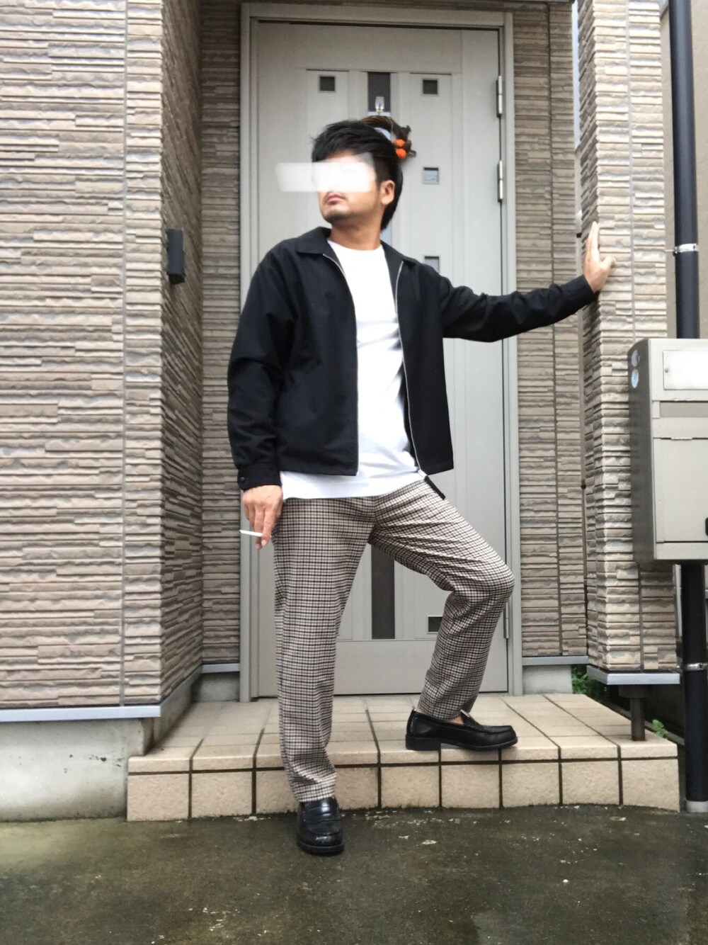 ブラック系のその他アウター、ホワイト系のTシャツ/カットソー、ベージュ系のスラックスを着用したメンズの秋コーディネートの1枚目の写真