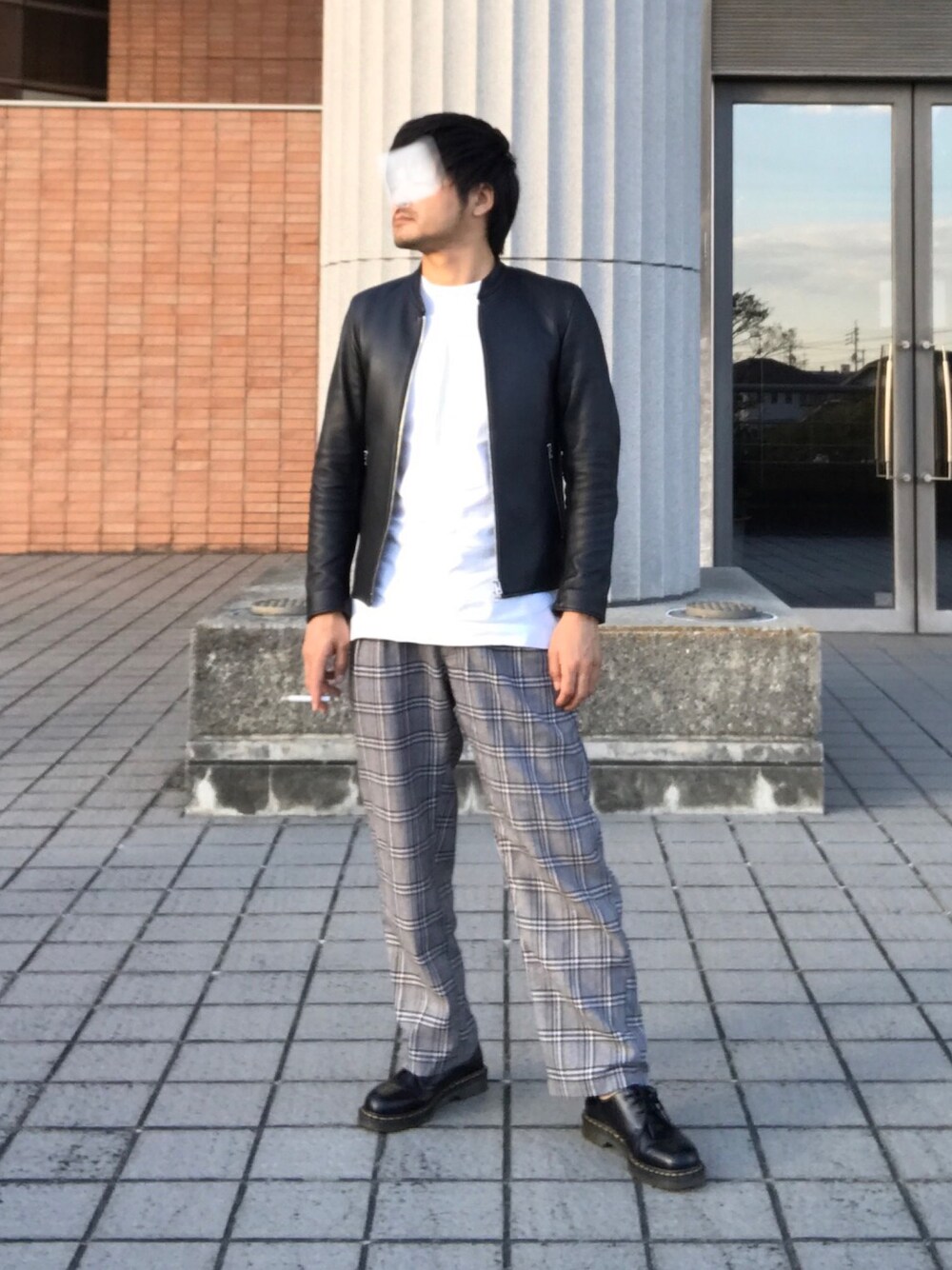 「秋のコーデ、大人カジュアル、秋、モノトーン、チェックパンツ、ライダース、ワイドパンツ、きれいめカジュアル、Dr.Martens、グレンチェック」｜「Dr. Martensのアイテム（シューズ、ブラック系）」を使った、タルナンドさん（メンズ・165cm）の秋コーディネートの1枚目の写真