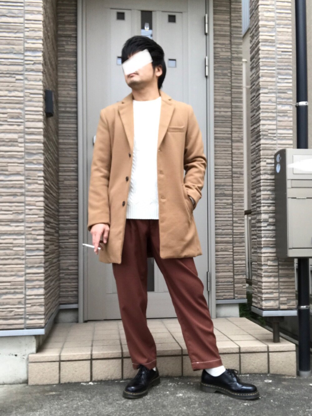 「チョコ色に染まれ、シンプル、オトナカジュアル、冬コーデ、ブラウン、革靴、Dr.Martens、ベージュ、ワイドパンツ、大人カジュアル」｜「Dr. MartensのDr.Martens / ドクターマーチン 1461 3EYE GIBSON SHOE 3ホール ギブソン シューズ（ドレスシューズ、ブラック系）」を使った、タルナンドさん（メンズ・165cm）の冬コーディネートの1枚目の写真