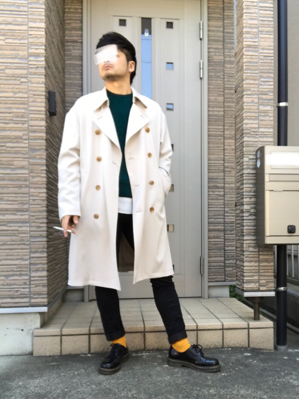 「春コーデ、キレイめ、オーバーサイズ、低身長、レイヤードスタイル、Dr.Martens、はるコーデ、トレンチコート、黒スキニー、グリーン」｜「Dr. MartensのDr.Martens / ドクターマーチン 1461 3EYE GIBSON SHOE 3ホール ギブソン シューズ（ドレスシューズ、ブラック系）」を使った、タルナンドさん（メンズ・165cm）の春コーディネートの1枚目の写真