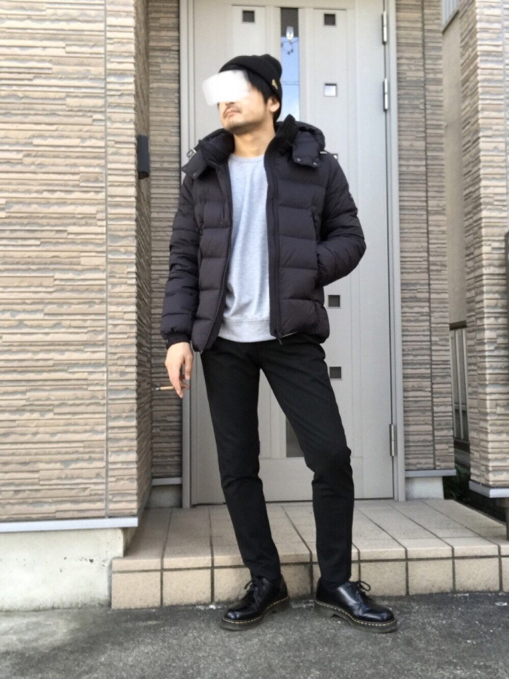 ブラック系のドレスシューズ、ブラック系のスラックス、グレー系のスウェットを着用したメンズの冬コーディネートの1枚目の写真