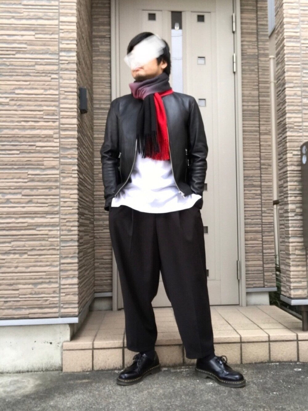 ブラック系のドレスシューズ、ブラック系のその他パンツ、ホワイト系のTシャツ/カットソーを着用したメンズの冬コーディネートの1枚目の写真